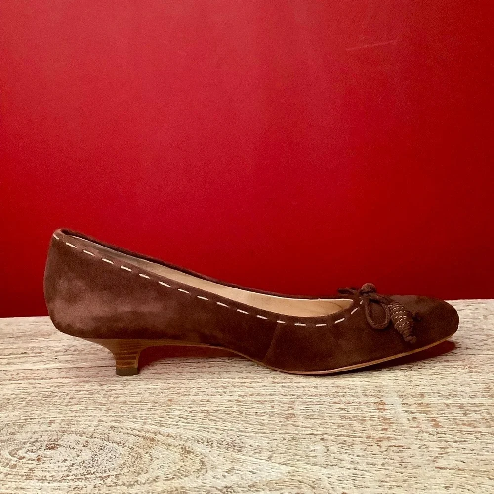 AK Anne Klein Flex Kitten Heels Brown Suede, Bows & Contrasting Cream Stitch - Picture 11 of 16